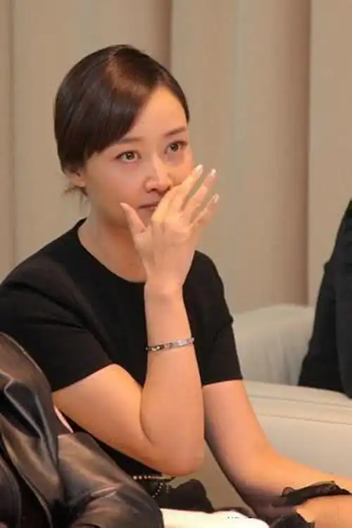 春晚最美主持人,插足别人婚姻被赶出央视,现今42岁却活成赢家