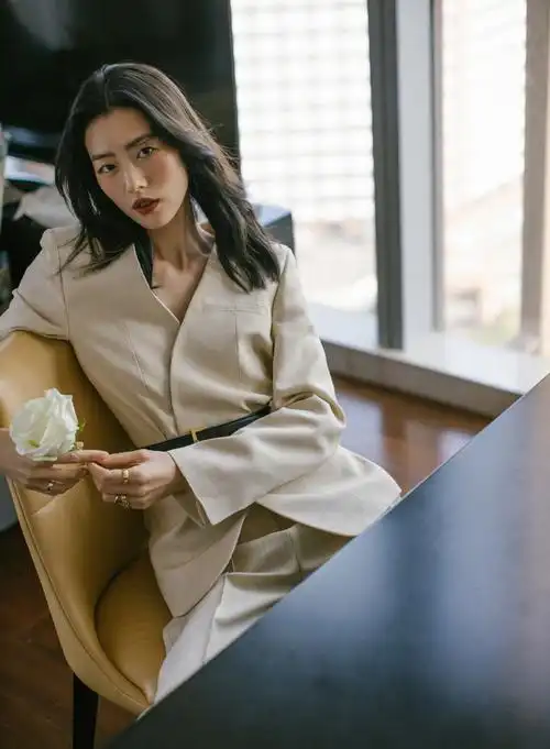 刘雯穿米色西装活脱脱的小腰精