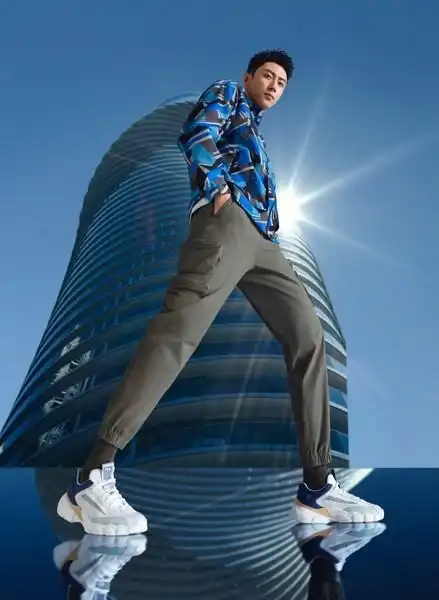 fila时尚运动代言人黄景瑜演绎fila smahser鲨鱼鞋