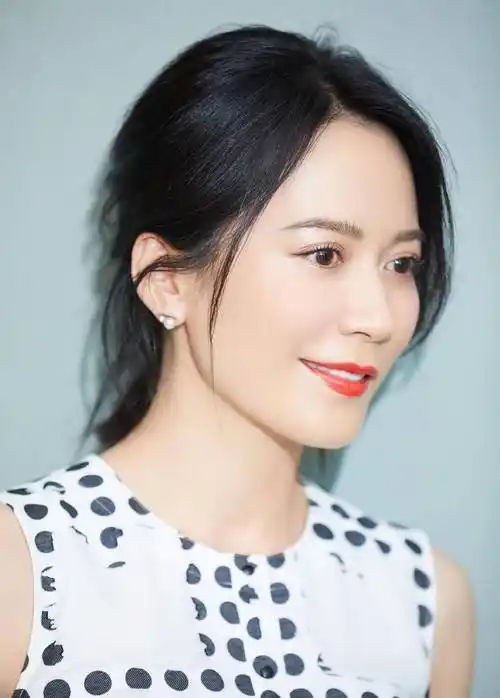 原创50岁俞飞鸿真是穿搭模板穿流苏吊带裙又美又不显老很气质