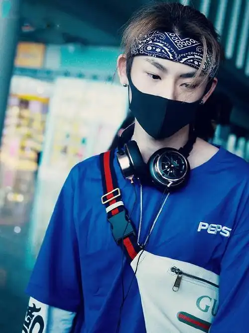 小鬼王琳凯穿一身蓝丝巾包头上更帅气网友扎头发太撩了