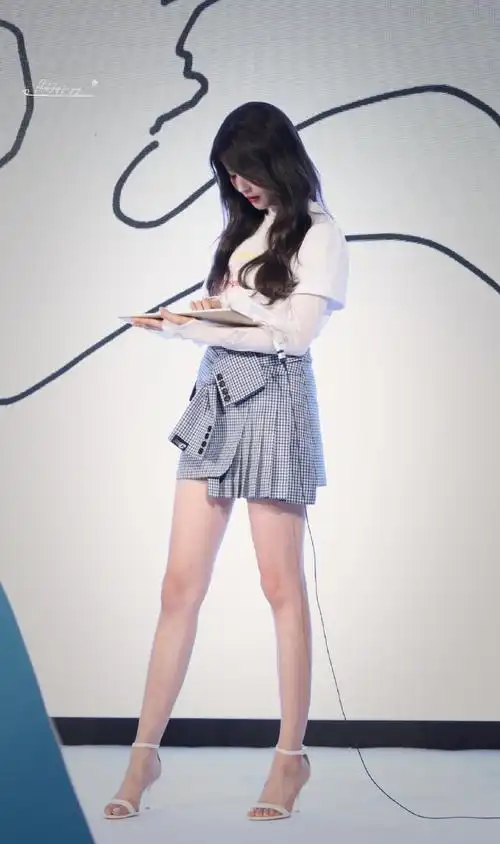 杨超越的腿不愧是踩高跷十级选手