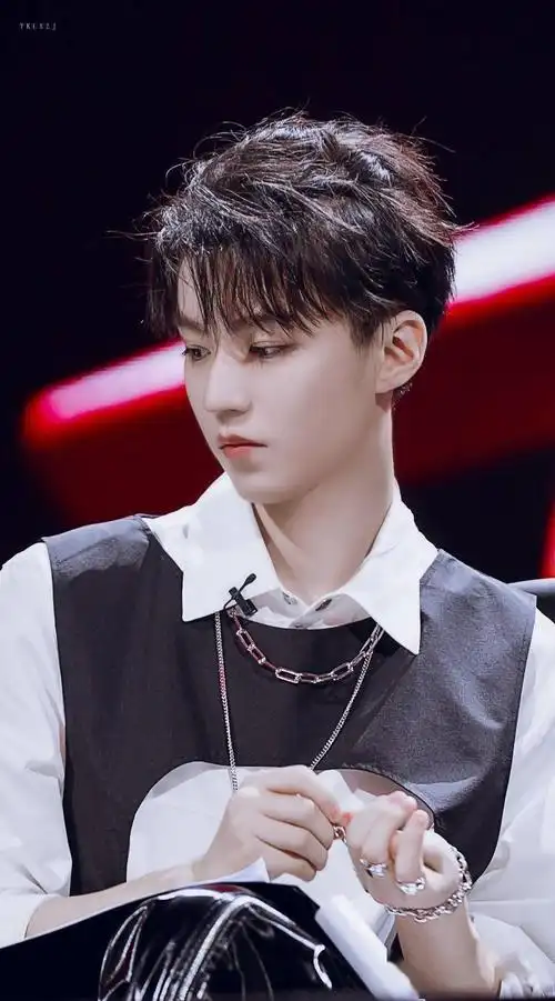 王俊凯侧颜杀合集,让人一眼心动的男嘉宾