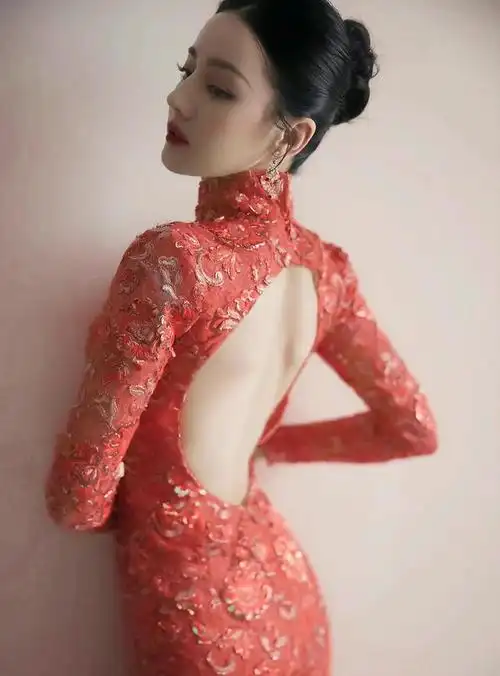 9月23日,迪丽热巴参加了冠珠瓷砖的新品发布会,旗袍装绝美