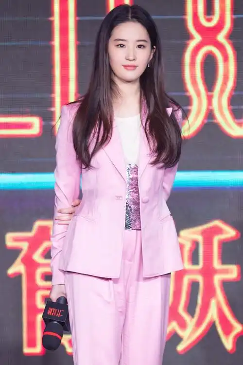 盘点了刘亦菲穿过的10套西装造型她真的是名副其实的天仙攻