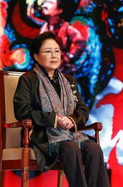 然而,更让人难以接受的是斯琴高娃随丈夫改变国籍的举动.