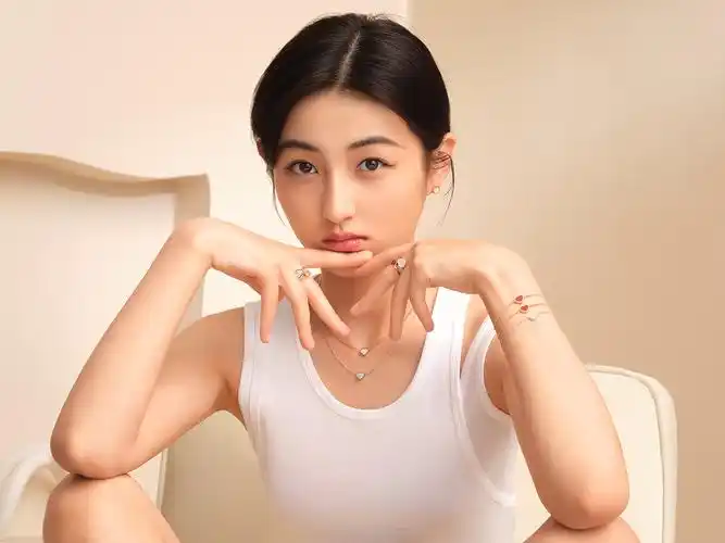 chopard萧邦品牌大使张子枫悦动演绎myhappyhearts系列珠宝诠释我悦我