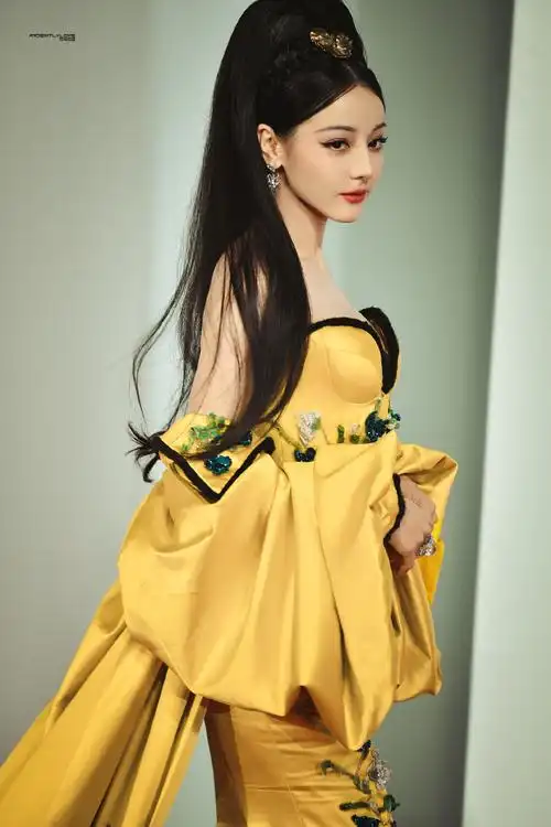 迪丽热巴花团锦簇复古造型##红毯没有王法 只有迪丽热巴的想法