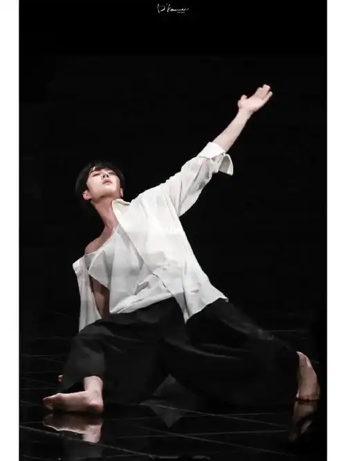 王一博赤脚跳舞