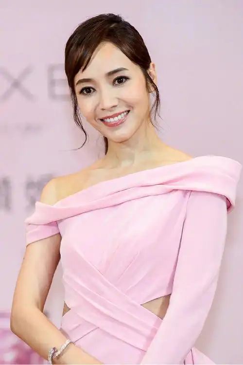 除了颜值令人艳羡外,关于侯佩岑昔日与周杰伦的3年恋情更是人尽皆知.