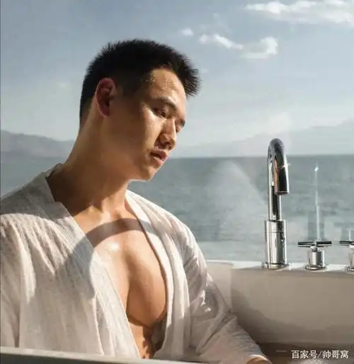 喜欢健身的95后肌肉小哥哥,一张娃娃脸与这硬朗身材有点格格不入