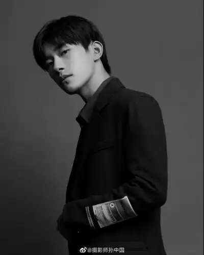 易烊千玺新图预警,黑白色调质感十足