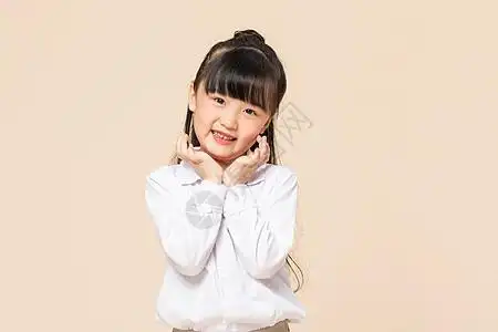 小女孩比耶图片