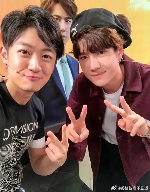 王一博早期与素人合照