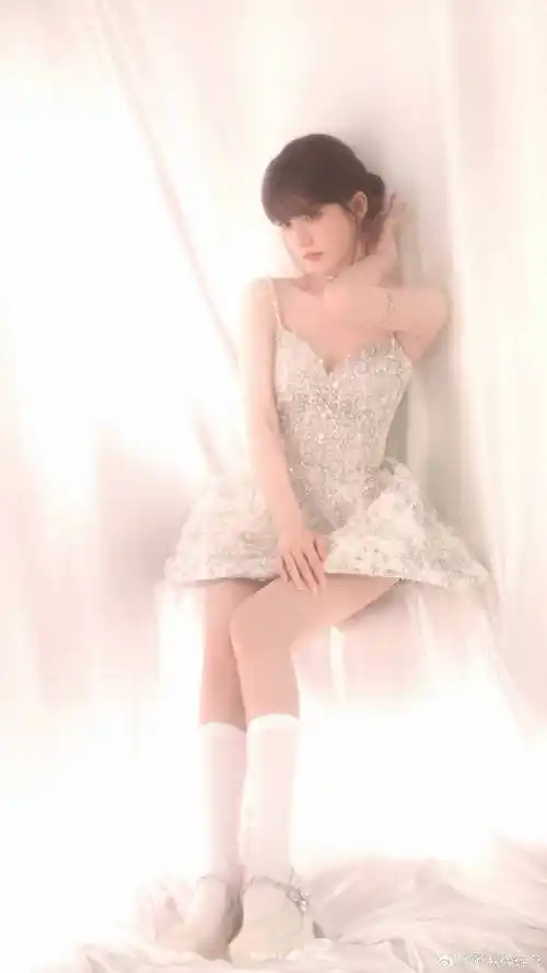 #赵露思王安宇白衬衫拍杂志#