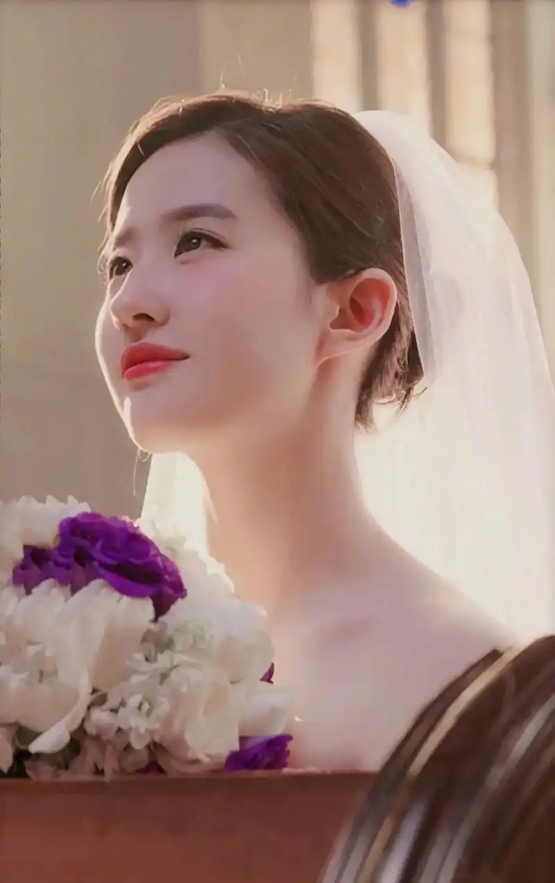 更喜欢17岁的神仙姐姐,还是现在成熟知性的#刘亦菲#惊艳了时 - 抖音