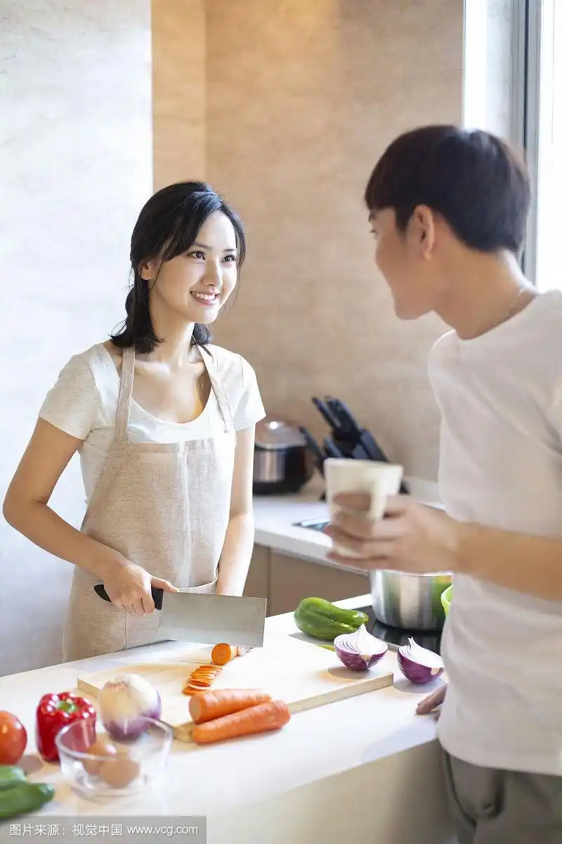 年轻情侣在厨房