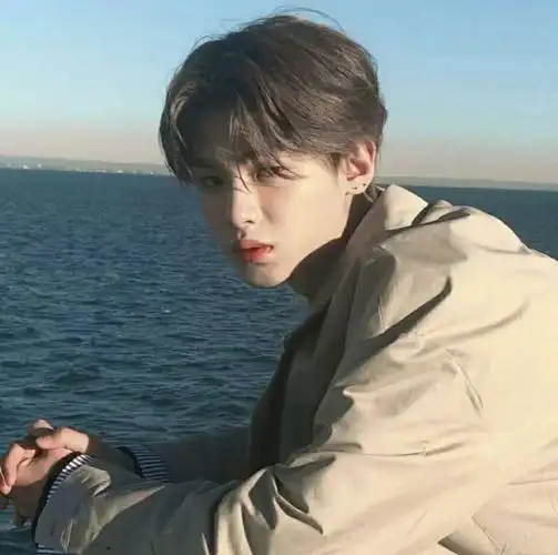 黄明昊优质头像