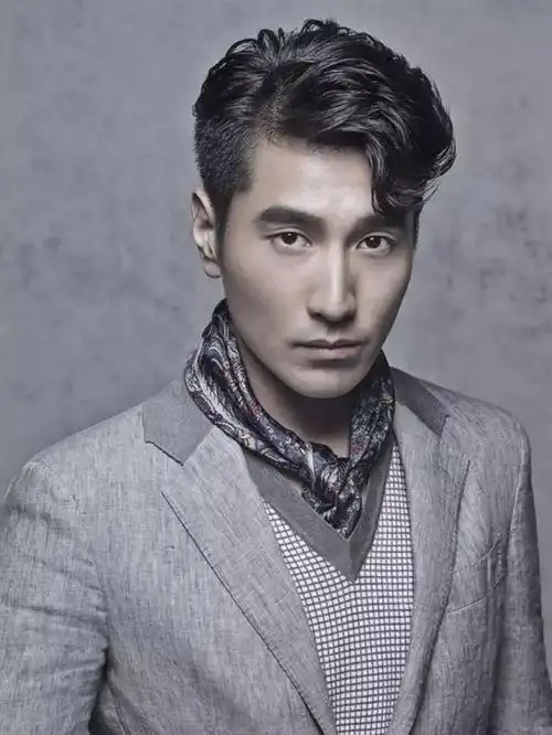 同样是掩盖发际线的好帮手;   因为他们给人的视觉效果都发量非常浓密