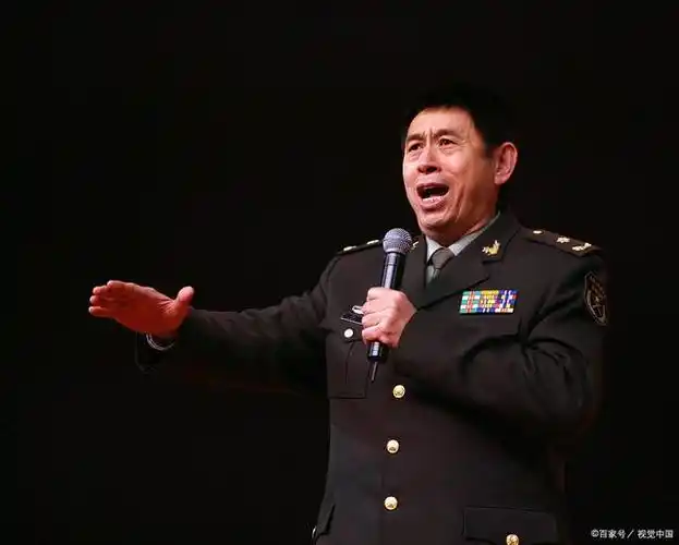 从小到大,程志对音乐毫无兴趣,但随着革命家庭的脚步,他在 15 岁参军