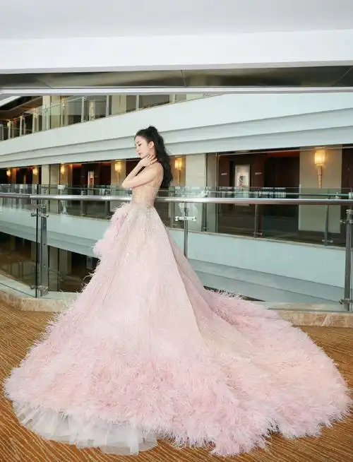 杨幂2019腾讯视频星光大赏红毯礼服 georges.