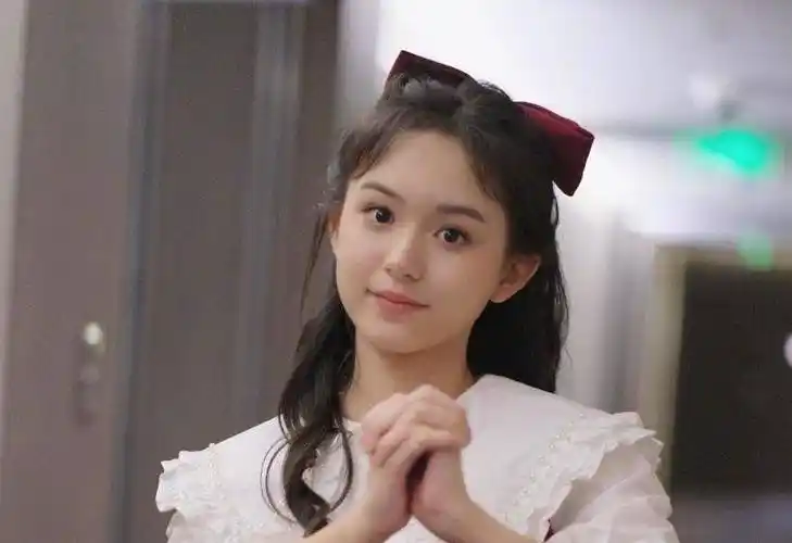 刘楚恬:2岁出道年入百万,因长相甜美被禁止整容,如今长成啥样_父母