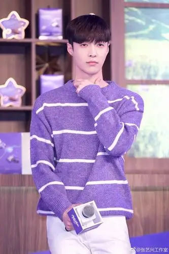 小绵羊张艺兴出席品牌活动,身穿淡紫色条纹毛衣,搭配白裤,留着一头