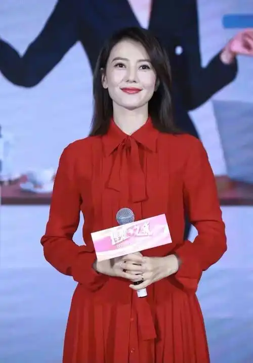 这件红色连衣裙在去年十月份的时候也看高圆圆穿过,当时的高圆圆同样