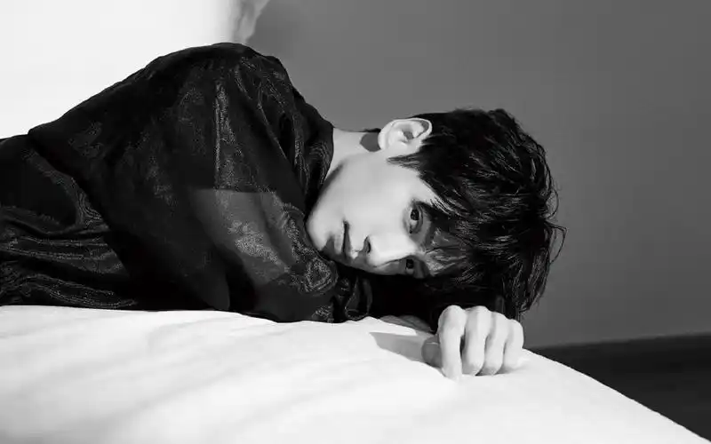 罗云熙清爽帅气写真桌面壁纸