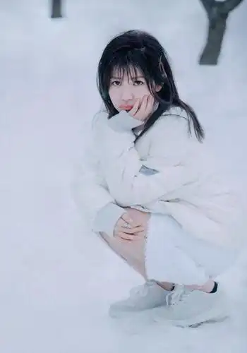 原创赖美云太适合穿白色了,雪地自拍美成精灵,笑起来真甜