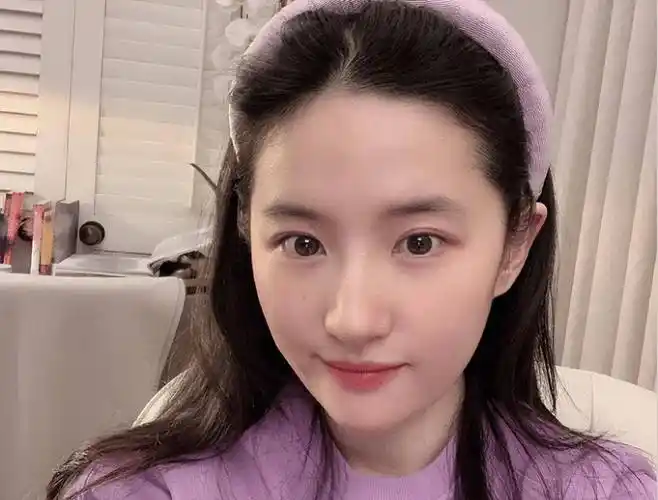 "刘亦菲素颜照曝光引热议!神仙姐姐化身自然美,网友直呼幻灭"
