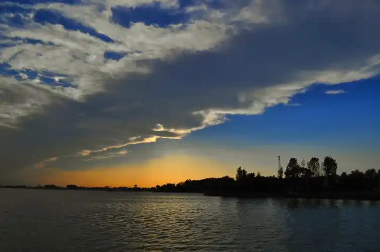 日落方城望花湖