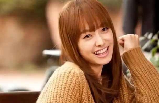 没想到,2024刚开年,37岁的宋茜就打出了一副"王炸"