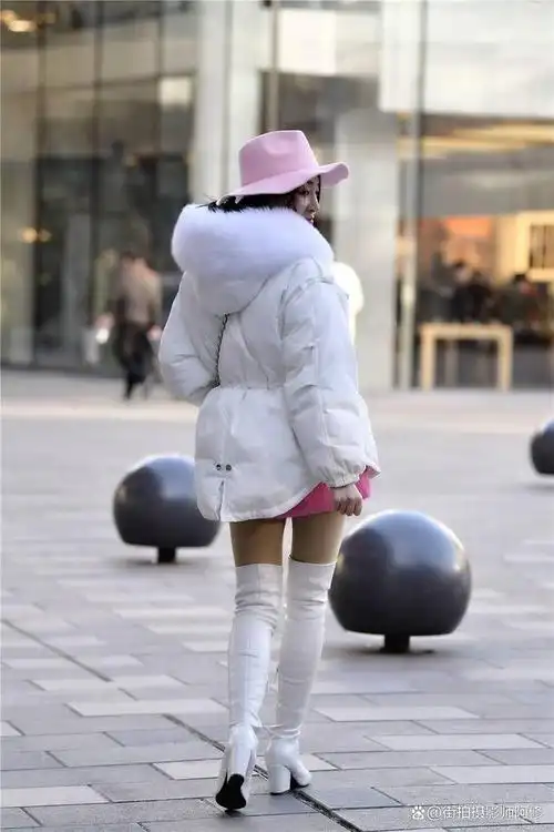 白色过膝长靴粗跟尖头设计搭配白色短款羽绒服