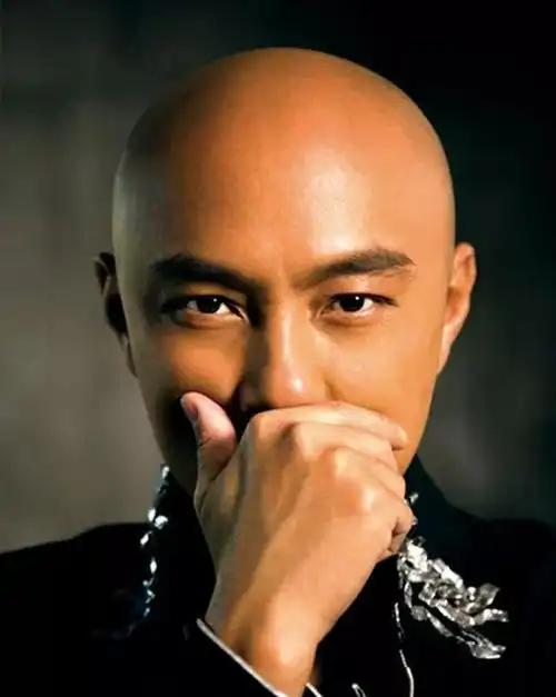 1号明星就是张卫健,张卫健在没有发福前,光头造型也是温润公子的代表.