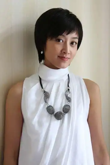 赵子琪靠《青春》走红 引领白领服饰潮流