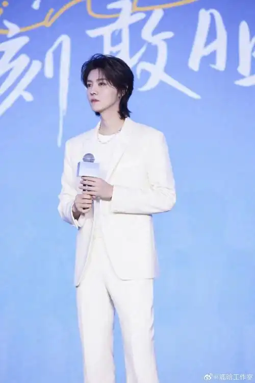 一如既往帅气的#柳丝木品牌全球代言人鹿晗#现场分享了自己的敢晒搭子