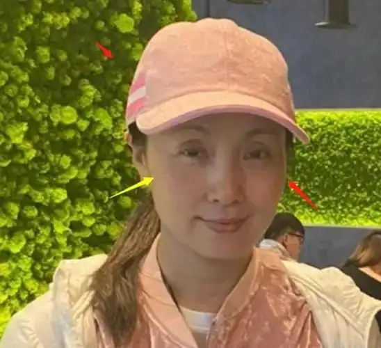 陶虹现身英国素颜上街一身名牌 状态明显不如以前