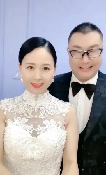 52岁尹相杰秀恩爱,晒和小16岁妻子合照,网友猜测女方已怀孕