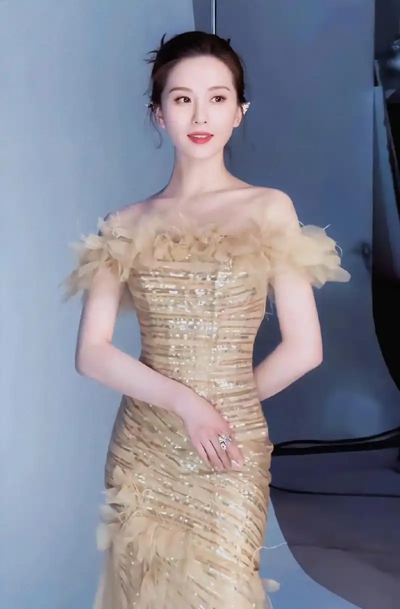 仪态教科书刘诗诗身穿一字肩金色礼服露颈部线条和锁骨