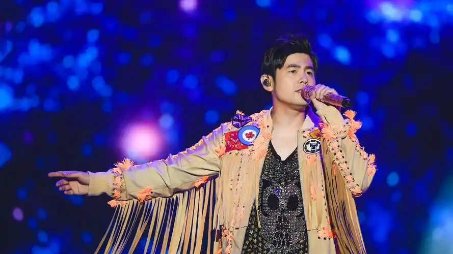 p>周杰伦(jay chou),1979年1月18日出生于台湾省新北市,祖籍福建省