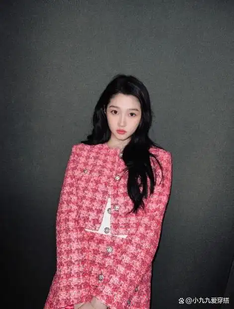 近日,中国影视圈的小花旦关晓彤在公开场合首次亮相粉色小香风套装