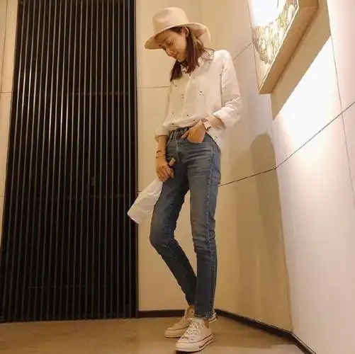 范玮琪身穿印花衬衫 牛仔裤,42岁嫩回22岁少女,网友:美腻了!