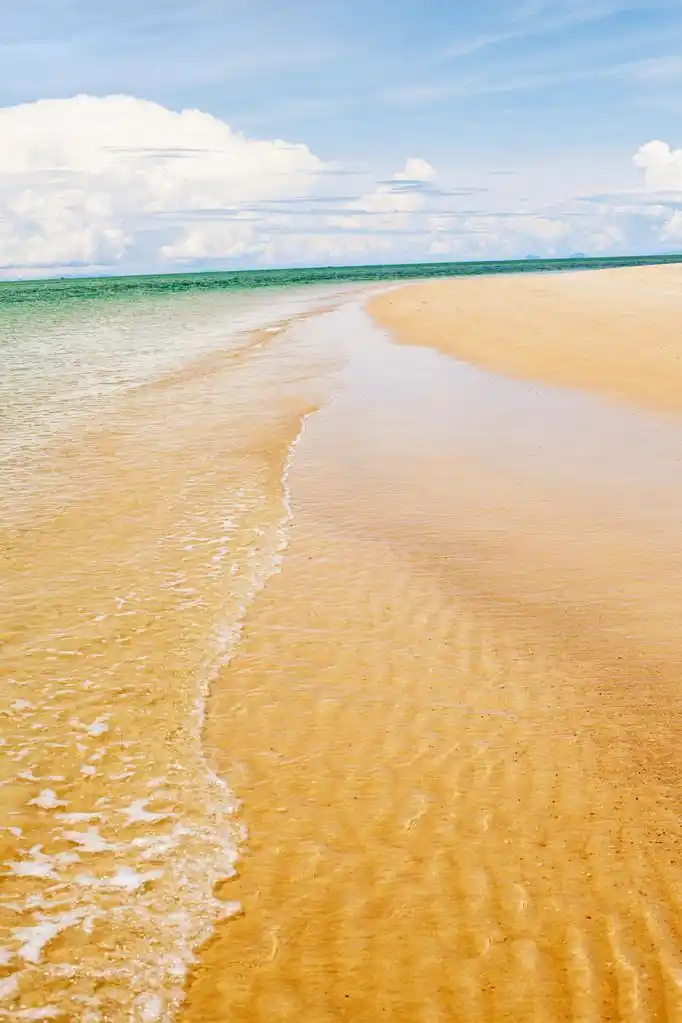 阳光海滩,风景与大海, 天空和海滩,在阳光灿烂的日子