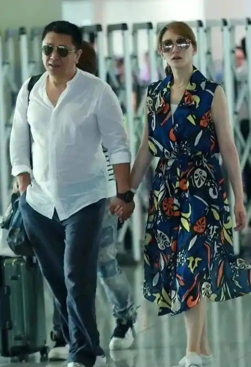 李小冉随富豪老公走机场,46岁李小冉大妈打扮难掩肤白貌美_造型_气质