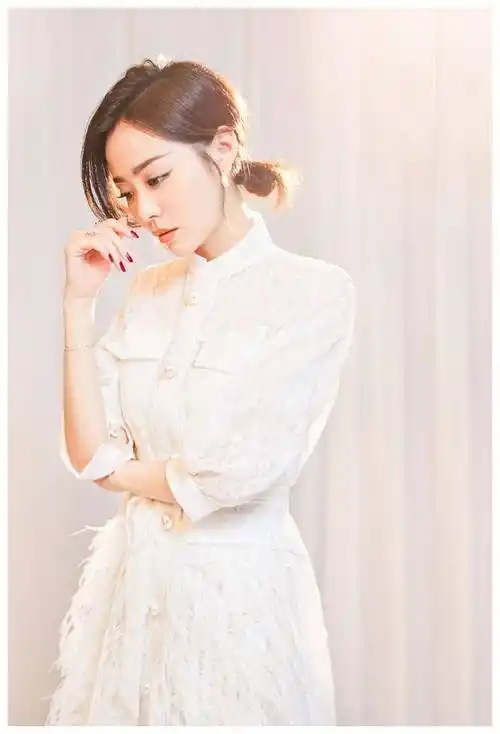 张靓颖穿得好清新,白衬衫配牛仔裤,不说年龄还真看不出36岁了_白色