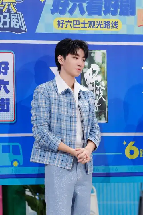 王俊凯手好小 脸真的很初恋    #王俊凯#王俊凯超话