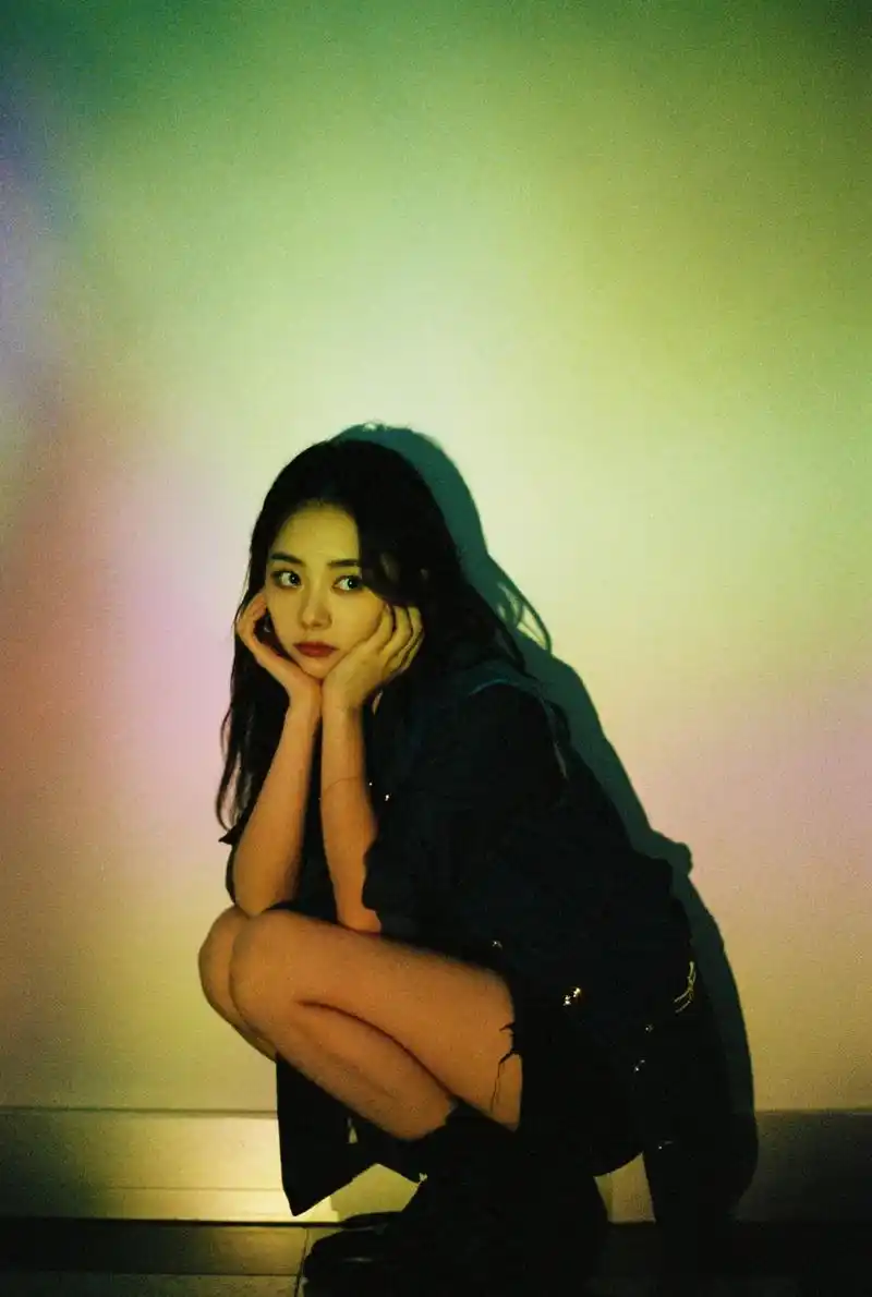 谭松韵胶片大片 牛仔造型更炫酷