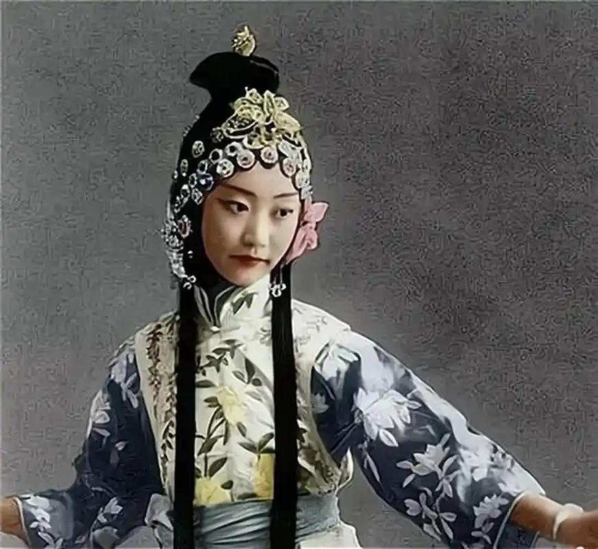 照片是被誉为晚清最美格格的王敏彤,从后来高清复原上色的照片来看,她