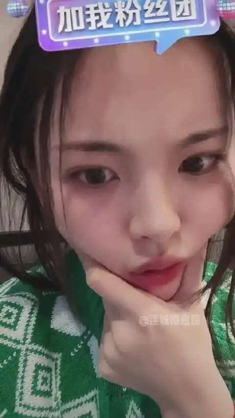 杨超越直播不断捏脸好可爱,噗噗嘴的样子确定不是杨三岁吗?